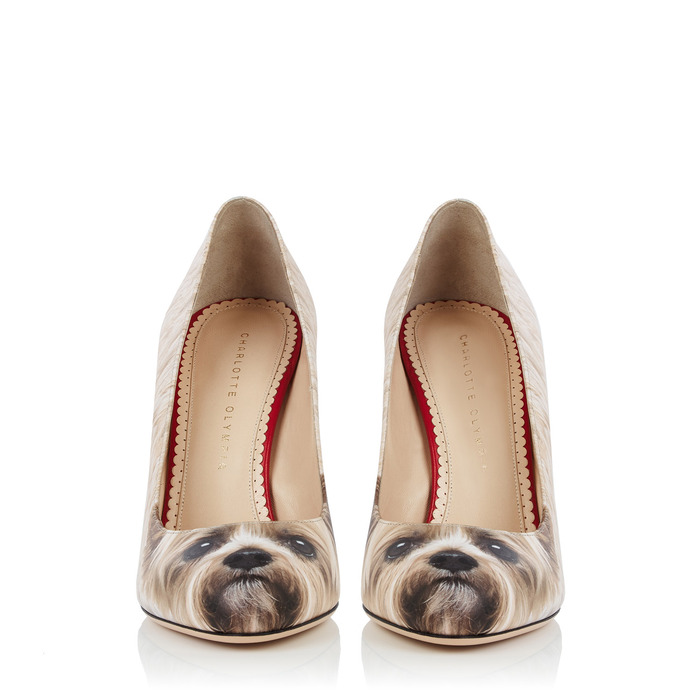 Charlotte Olympia 約克夏小狗圖印高跟鞋,22,800元。